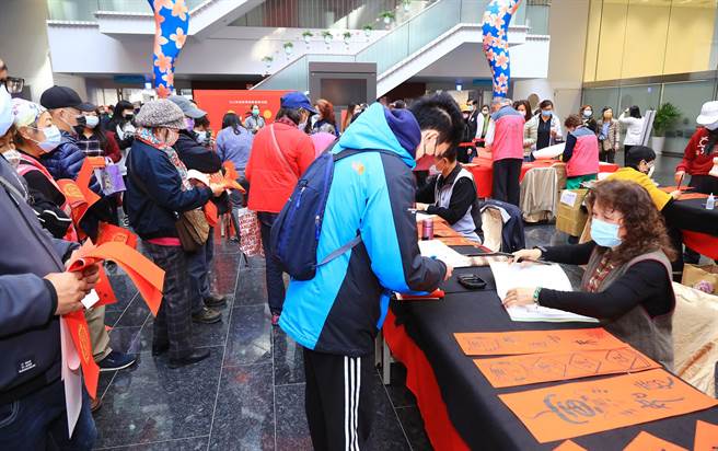 市府于台湾大道及丰原阳明市政大楼，有书法家为民客制写春联。(陈世宗摄)