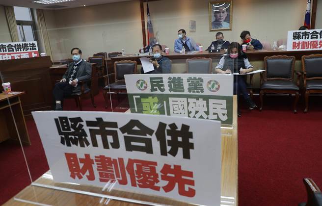 國民黨立委們19日一早占領立法院內政委員會主席台，舉標語、喊口號，反對地制法倉促立法。（劉宗龍攝）