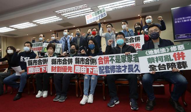 國民黨立委們19日一早占領立法院內政委員會主席台，舉標語、喊口號，反對地制法倉促立法。（劉宗龍攝）