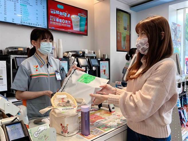 超商店员虽然要会十八般武艺，但若在直营店发展也相当不错。（图／中时资料照）