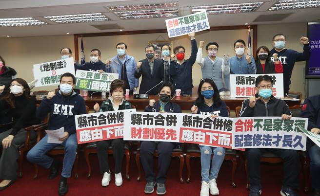 国民党立委们19日一早占领立法院内政委员会主席台，举标语、喊口号，反对地制法仓促立法。（刘宗龙摄）