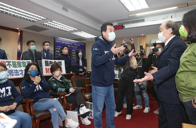 国民党立委们19日一早占领立法院内政委员会主席台，举标语、喊口号，反对地制法仓促立法，开会时间到时，民进党团总召柯建铭至会场表达不满与抗议。（王英豪摄）