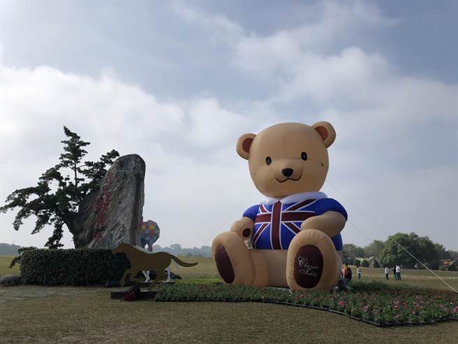 走马濑农场1月21日起至9月11日止推出「熊爱走马濑-泰迪熊嘉年华特展」，数百只大小不一可爱的泰迪熊将以各种造型出现在走马濑农场园区。（走马濑农场提供／刘秀芬台南传真）