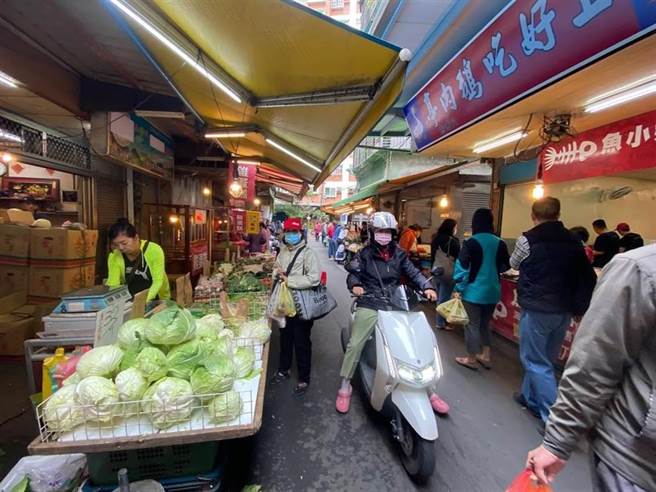 八德大湳市场摊商工作人员确诊。图为示意图非当事人。（资料照）