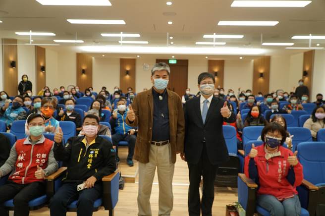 前内政部长、台湾大学土木工程系教授李鸿源（站立者左）19日至新竹县政府演讲，新竹县长杨文科（站立者右），肯定李鸿源在河川治理的长才。（县府提供）