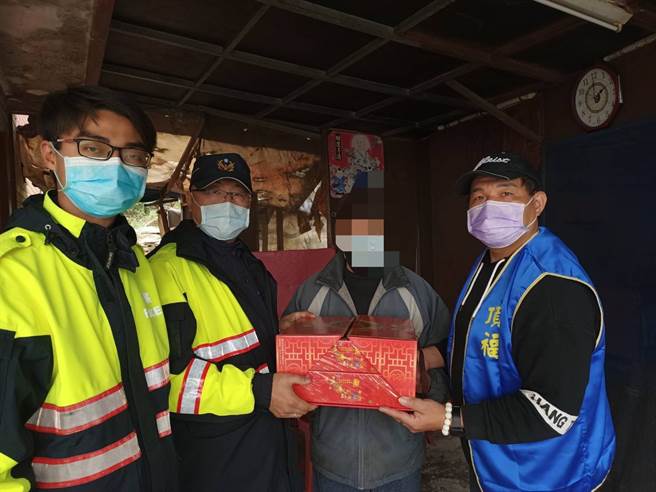 林口警结合在地企业行善，春节前夕送暖关怀弱势族群。(林口分局提供)