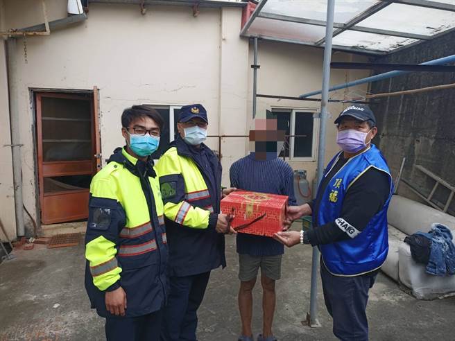 林口警结合在地企业行善，春节前夕送暖关怀弱势族群。(林口分局提供)