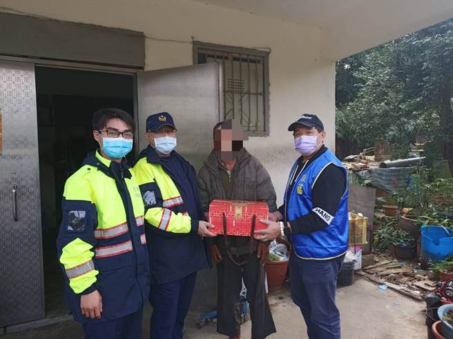 林口警结合在地企业行善，春节前夕送暖关怀弱势族群。(林口分局提供)