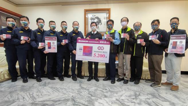 「敏盛医疗集团」总裁杨敏盛为感谢员警辛劳，捐赠警察局保健食品5200盒。（赖佑维摄）