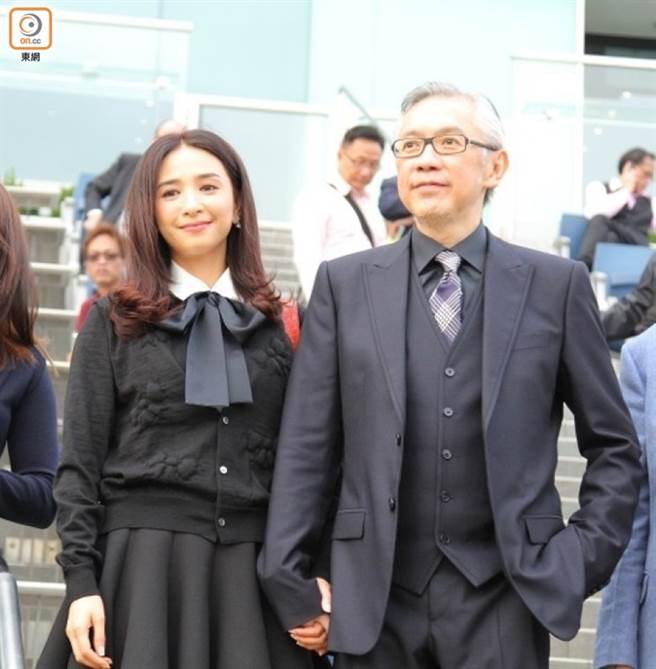 吴婉芳过去常陪胡家骅现身各大场合。（图／取自《on.cc东网》）