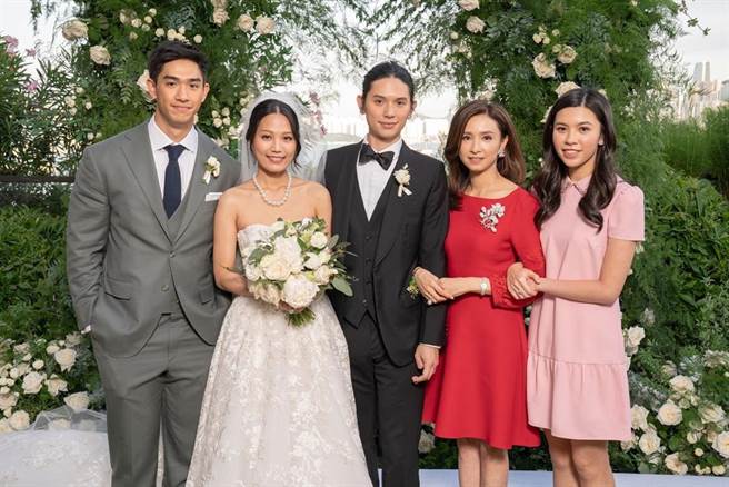 胡智同（左起）、霍咏盈、胡智略、吴婉芳、胡智晴。（图／翻摄自lynuswoo IG）