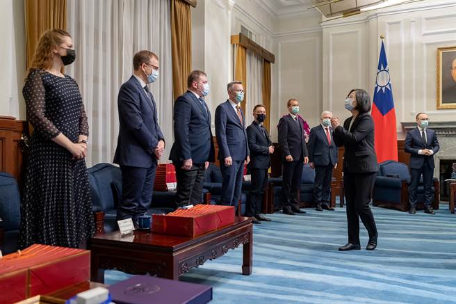 图为我国总统蔡英文日前接见立陶宛访问团。(图/路透社)