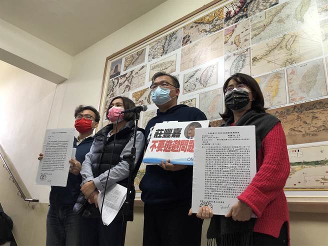 國民黨團率教文委員會立委召開記者會，回應華視總經理莊豐嘉。(張薷攝）