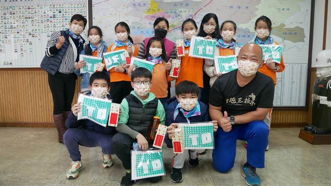 头份市长罗雪珠19日在市公所市长室颁将客语认证奖励金给建国国小学生。（头份市公所提供／谢明俊苗栗传真）