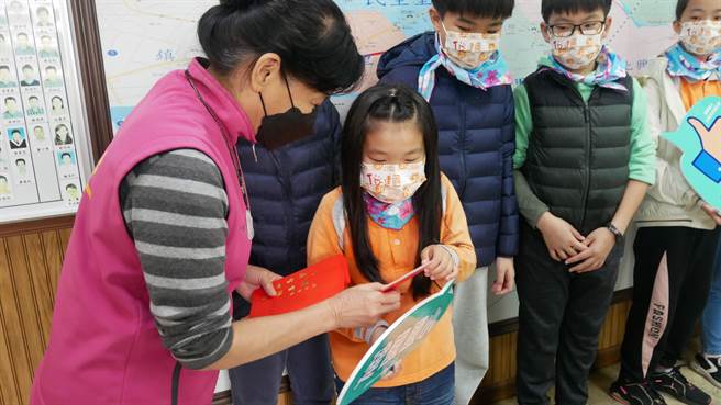 头份市长罗雪珠19日在市公所市长室颁将客语认证奖励金给建国国小学生。（头份市公所提供／谢明俊苗栗传真）