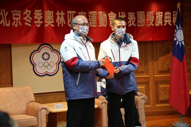 教育部次长兼代理体育署署长林腾蛟(左)致赠代表团加菜金，由雪橇教练林垂宾(右)代表接受。（体育署提供）