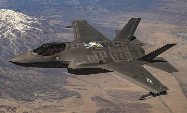美国空军F-35隐形战机2021年3月18日在内华达测试与训练靶场（Nevada Test and Training Range）上空飞行的画面。（美国空军）
