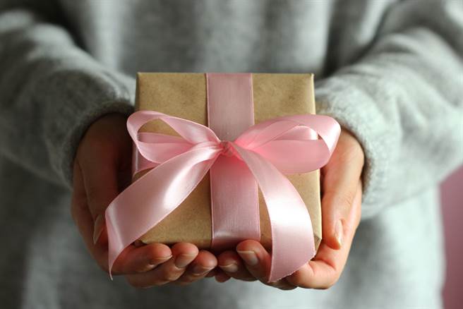 一名女網友哭訴，男友給她的生日禮物竟是一組線上課程的帳號密碼，希望她進修完後可以轉換跑道，讓她相當氣憤。（示意圖／Shuttersatock）