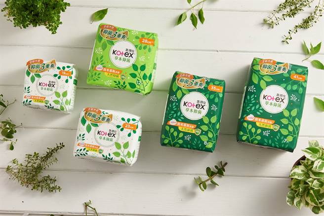 網友喻為經典神品的「Kotex草本抑菌衛生棉」，主打天然抑菌精華、自然草本清香及細緻綿密的微米慕斯表層，要讓女生在那幾天好好呵護自己。（Kotex提供） 