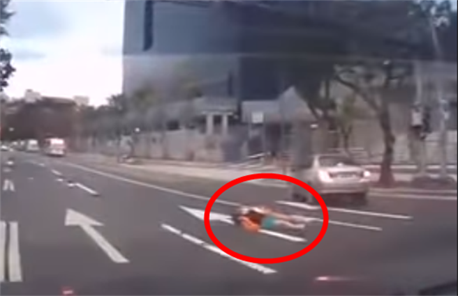 台北士林1名女高中生在綠燈過斑馬線時遭準備左轉轎車撞飛，身體幾乎騰空翻了1圈落地，影片曝光竟有人檢討她「穿越馬路時沒有持續確認是否有來車」。（翻攝自YouTube頻道「WoWtchout地圖型行車影像分享平台」）