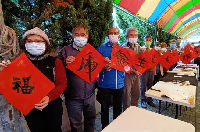 台中市議長張清照邀請10位書法老師揮毫寫春聯，吸引許多鄉親排隊索取。（議長張清照服務處提供）