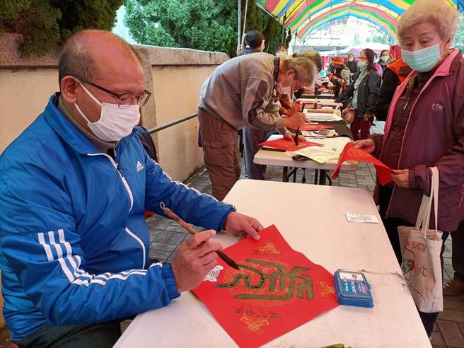 議長張清照並親自「開筆」寫下「虎」字。（議長張清照服務處提供）