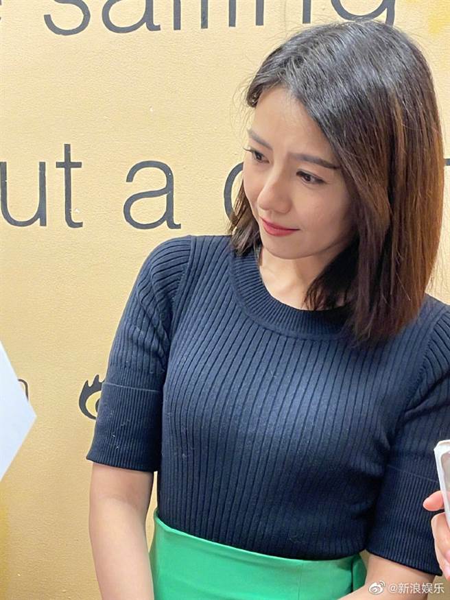 高圓圓輕鬆駕馭粉絲的無P鏡頭。（圖／取材自新浪娛樂微博）