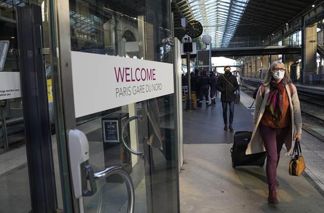 研究顯示，COVID-19輕症患者有可能在染疫後6到9個月期間出現注意力和記憶力衰退的情形。(圖／美聯社)