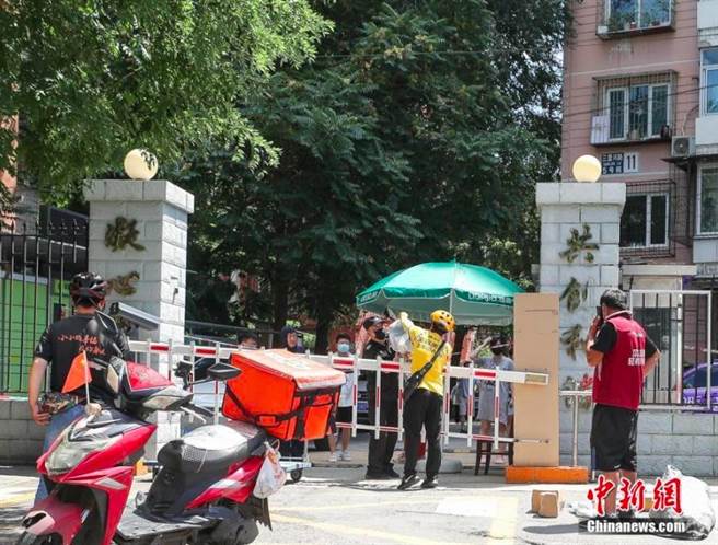北京豐台區一居民核酸初篩呈疑似弱陽性，社區封控只進不出。（中新社）