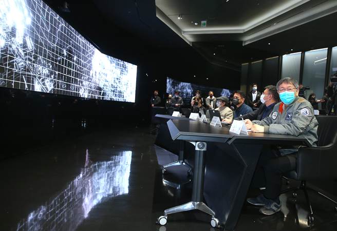 随着大数据时代的来临，台北市政府成立「台北大数据中心」，跨领域整合重要资讯辅助市政议题分析，提升市政运作效能，台北市长柯文哲19日出席台北大数据中心启用仪式，并视察首度披露的城市运营联合仪表板。(粘耿豪摄)