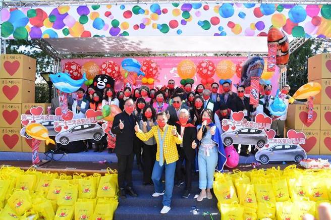 连续举办23年的「送爱心到人间」，今日于精湛建设广场举办温馨的捐赠活动。（图／曾丽芳）