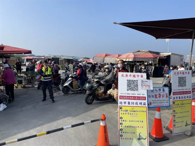 云林县北港牛墟春节连假照常营运，加强防疫措施与交通疏导。（张朝欣摄）