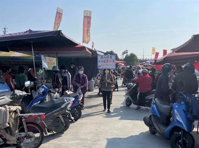 云林县北港牛墟春节连假照常营运，加强防疫措施与交通疏导。（张朝欣摄）