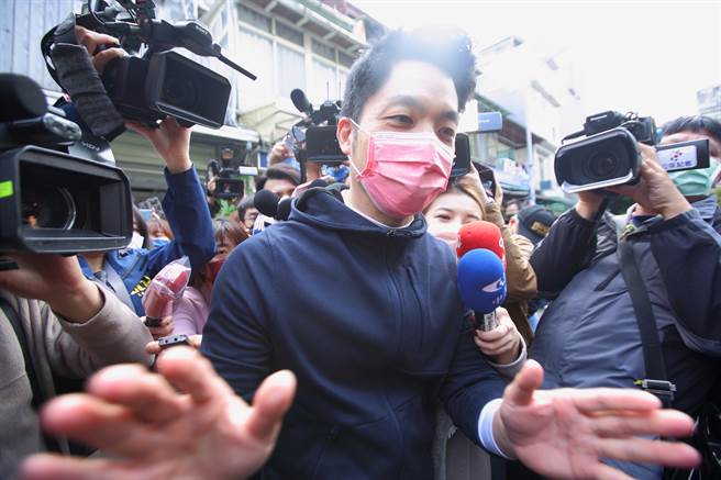 據報導，國民黨立委蔣萬安（中）日前宴請藍營名嘴，席間透露將在農曆年過後正式宣布參選台北市長。對此，蔣19日受訪時表示，單純是朋友私下聚餐，席間給了很多建議和想法，現在最重要的就是北市要如何面對後疫情時代的挑戰。至於是否有提到藍白合、宣布時程？他並未回應，便離開服務處。（張鎧乙攝）