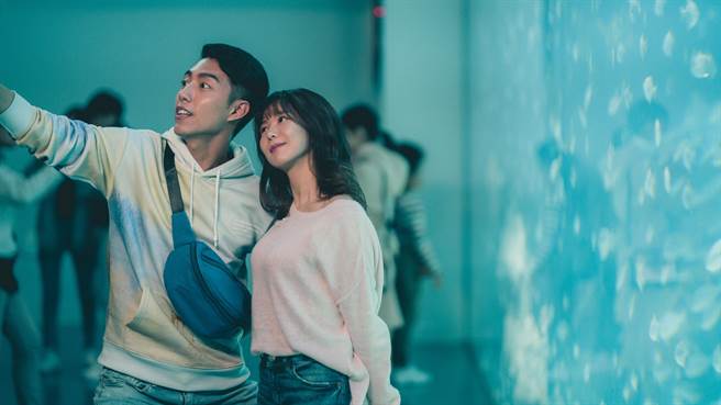 郭書瑤（右）和蔡凡熙在電影《再說一次我願意》中，於水族館中玩自拍。（皮諾丘電影提供）