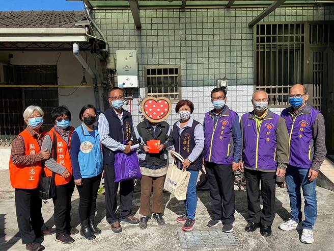 大里區公所19日起舉辦「溫馨送暖，歡喜過新年」關懷獨居長者，19日由主任秘書張慶庸（左3）代表到長輩家中提前拜年，祝福他們「平安健康、虎年行大運」。（大里區公所提供／黃國峰台中傳真）