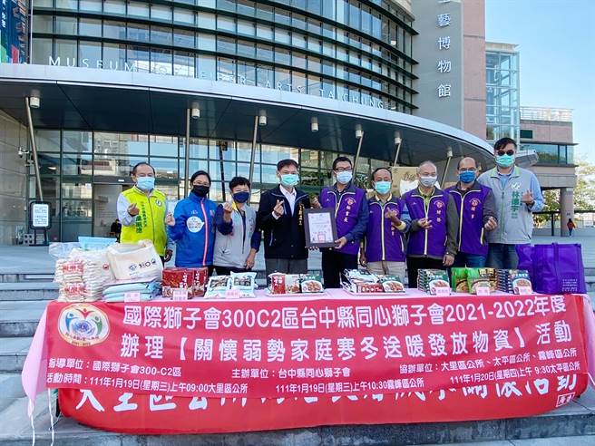 大里區公所19日起舉辦「溫馨送暖，歡喜過新年」關懷獨居長者，準備圍爐年菜、紅包、白米等物資，在春節前夕慰問獨居長輩。（大里區公所提供／黃國峰台中傳真）