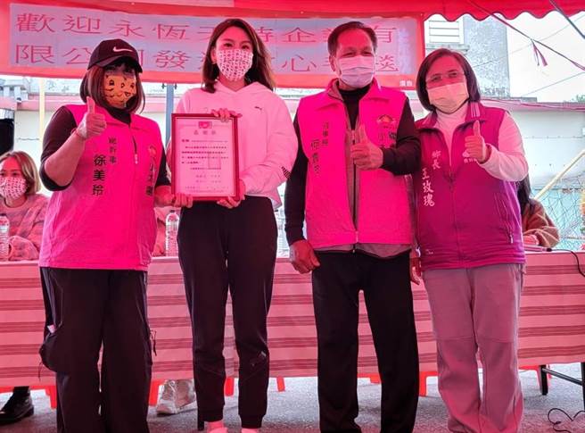 知名直播主林扬竣获悉花莲原住民部落的独居老人和弱势家庭儿童，亟需毛毯度过寒冬，立即购置500床毛毯于19日送抵当地，并致赠100万元春节加菜金给需要帮助的家庭。(戴志扬翻摄)