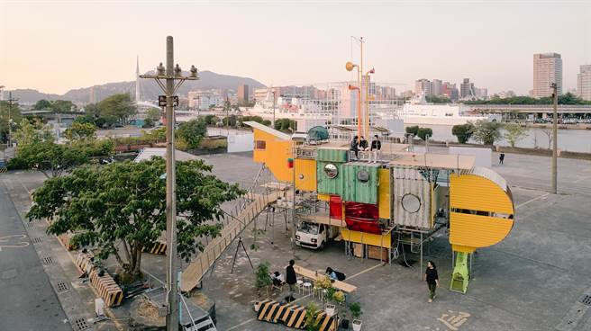 「高雄国际货柜艺术节」参展作品〈我们都住在黄色潜水艇〉。（高巿府文化局提供）