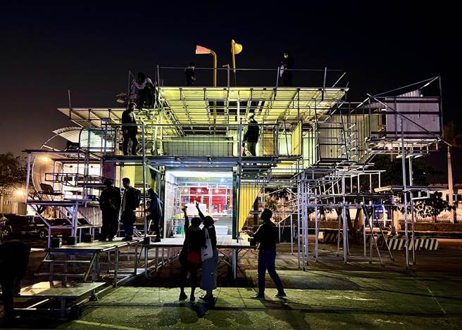 「高雄国际货柜艺术节」参展作品〈我们都住在黄色潜水艇〉。（高巿府文化局提供）