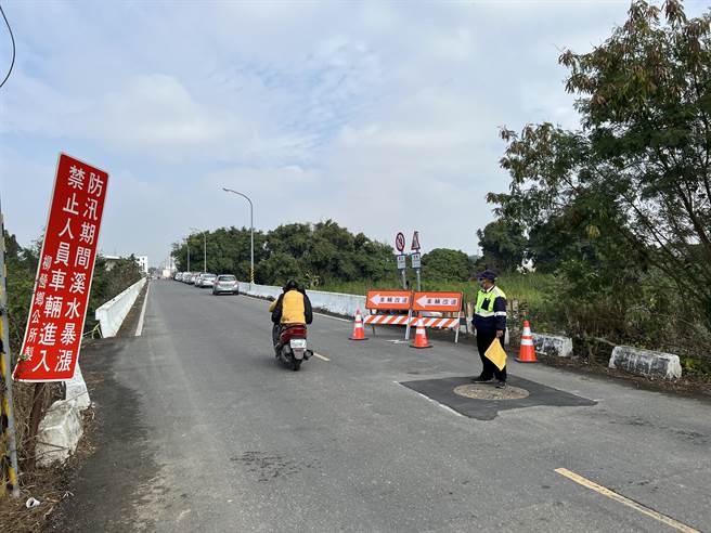台南市柳营区南81重溪桥为东山、柳营重要连接道路，但现况桥梁长度和梁底高程均不足，逢大雨即淹。（张毓翎摄）