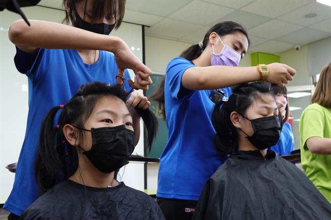 有感癌友化療受落髮之苦，台東育仁高中學生響應捐髮活動。（蔡旻妤攝）