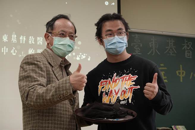 有感癌友化療受落髮之苦，台東育仁高中學生響應捐髮活動。（蔡旻妤攝）