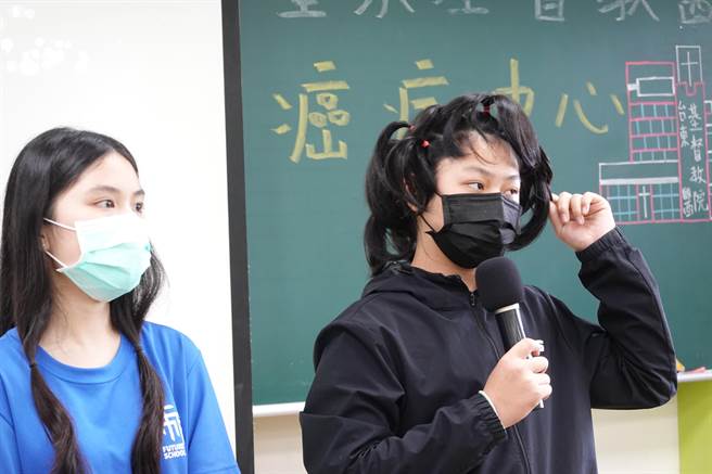 有感癌友化療受落髮之苦，台東育仁高中學生響應捐髮活動，學生上台分享蓄髮心路歷程。（蔡旻妤攝）