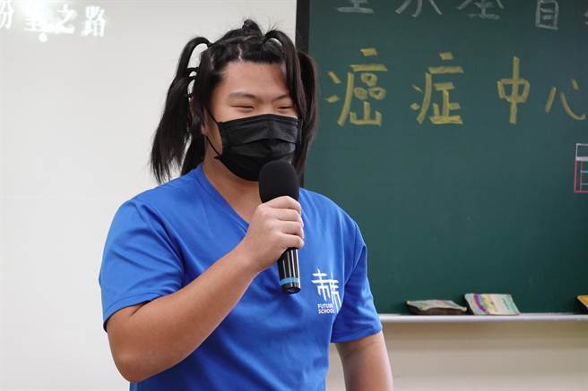 有感癌友化療受落髮之苦，台東育仁高中學生響應捐髮活動，學生上台分享蓄髮心路歷程。（蔡旻妤攝）
