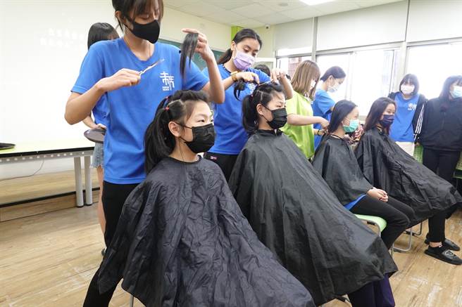 有感癌友化療受落髮之苦，台東育仁高中學生響應捐髮活動。（蔡旻妤攝）