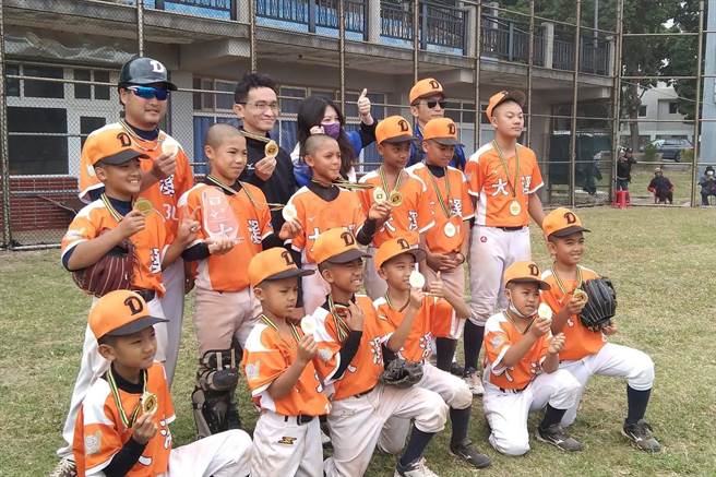 第25屆傳福盃全國青少棒錦標賽自15日在台東縣熱鬧開打，由僅12名球員的台東大溪國小奪下軟式組冠軍。（台東縣府提供／蔡旻妤台東傳真）