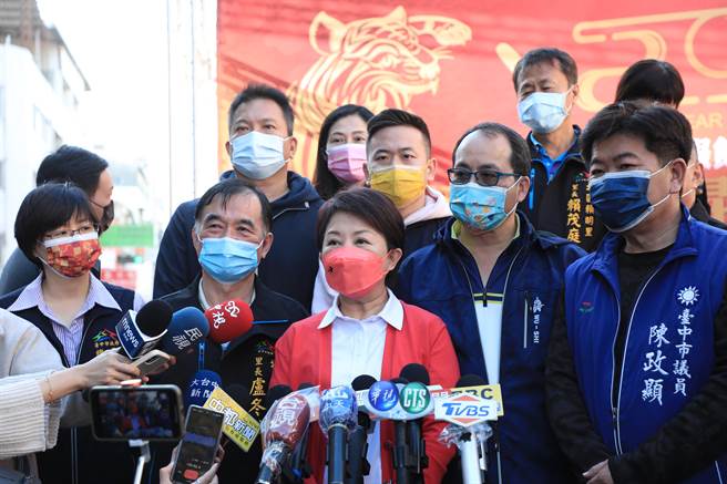 台中市长卢秀燕（前中）说：除配合中央流行疫情指挥中心「岁末／跨年大型活动防疫准备注意事项」外，全程禁止边走边吃、不开放试吃。（台中市政府提供／张妍溱台中传真）