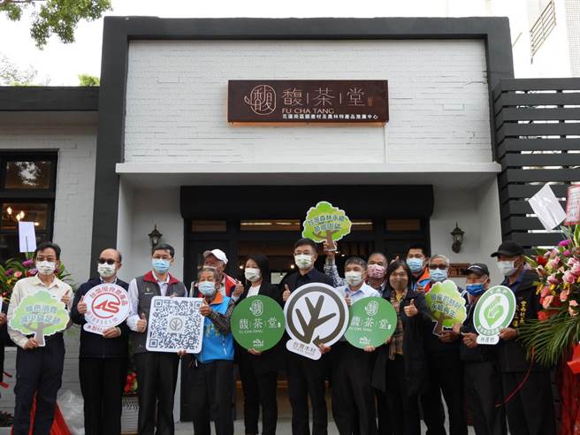 花莲富里工作站33年前因林务局组织改革后，即无人使用，沦为閒置空间，花莲林区管理处斥资780万元，利用4年时间整修，并与富里乡农会合作，作为推广国产材、林下经济与农特产品基地。（罗亦晽摄）