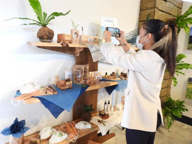 花莲富里工作站33年前因林务局组织改革后，即无人使用，沦为閒置空间，花莲林区管理处斥资780万元，利用4年时间整修，并与富里乡农会合作，作为推广国产材、林下经济与农特产品基地。（罗亦晽摄）